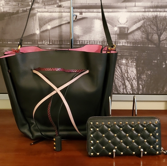 Valentino Garavani Bucket Bag with Rockstud Wallet - Picture 4 of 16